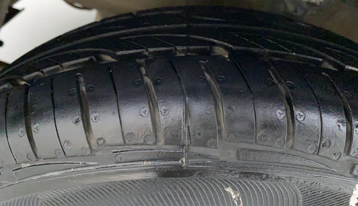 2017 Hyundai Eon ERA PLUS, Petrol, Manual, Left Front Tyre Tread