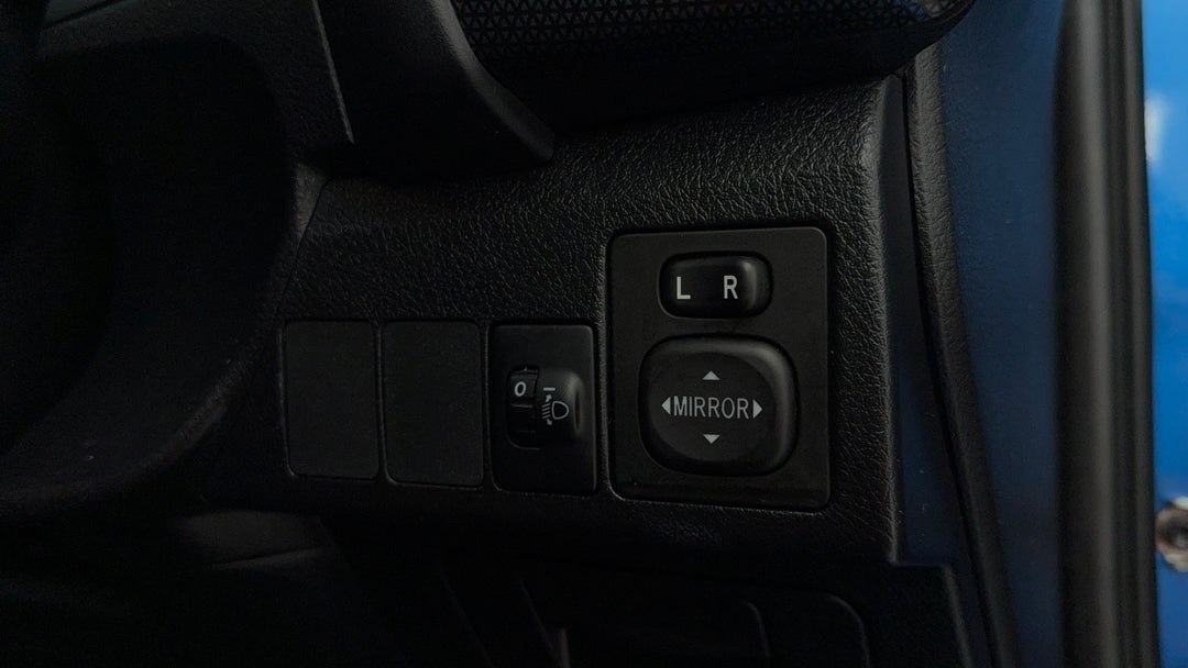 2017 Toyota Corolla Ascent Sport, Automatic, 104443 km, Utility Switches/Buttons