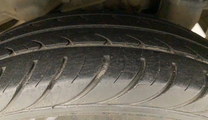 2016 Hyundai Eon SPORTZ, Petrol, Manual, 29,552 km, Left Rear Tyre Tread