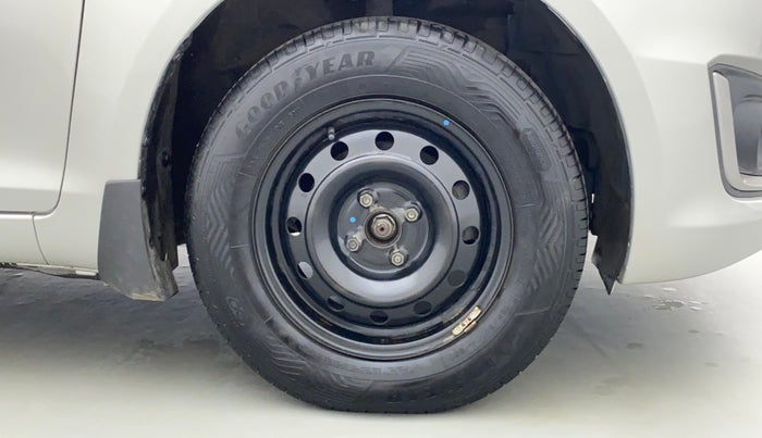 2017 Maruti Swift VDI OPT, Diesel, Manual, 1,46,303 km, Right Front Tyre