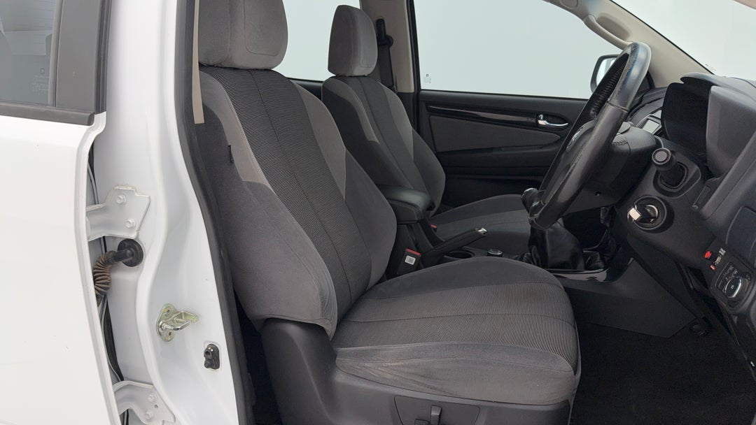 2016 Holden Colorado Ltz (4x4), Manual, 148953 km, Right Side Front Door Cabin View