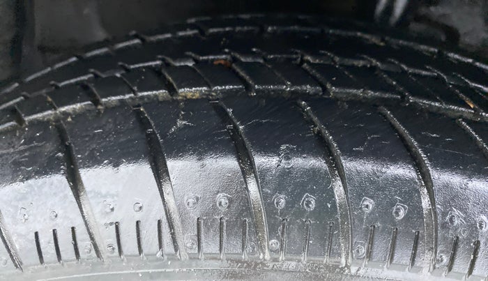 2015 Maruti Celerio VXI d, Petrol, Manual, 11,364 km, Left Front Tyre Tread