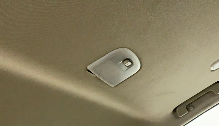 2020 Mahindra XUV500 W11 AT, Diesel, Automatic, 62,948 km, Ceiling - Roof light minor damage