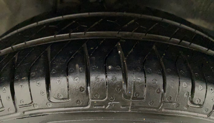 2015 Maruti Alto K10 VXI P, Petrol, Manual, 24,700 km, Right Front Tyre Tread