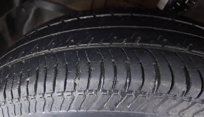 2015 Maruti Swift VXI D, Petrol, Manual, 43,837 km, Left Front Tyre Tread
