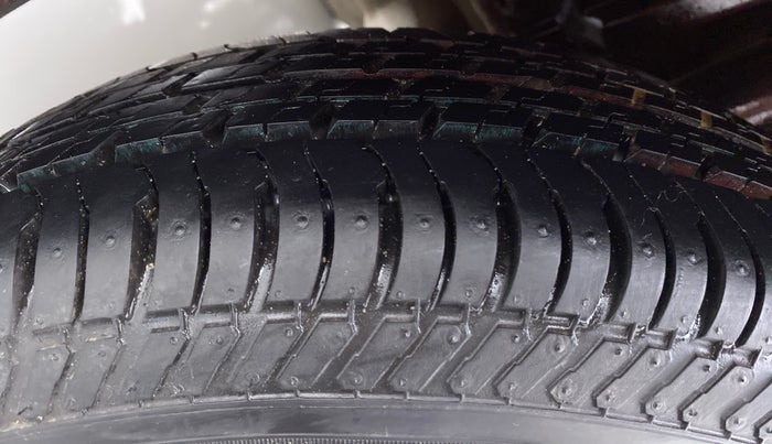 2015 Maruti Swift VXI D, Petrol, Manual, 43,837 km, Right Rear Tyre Tread