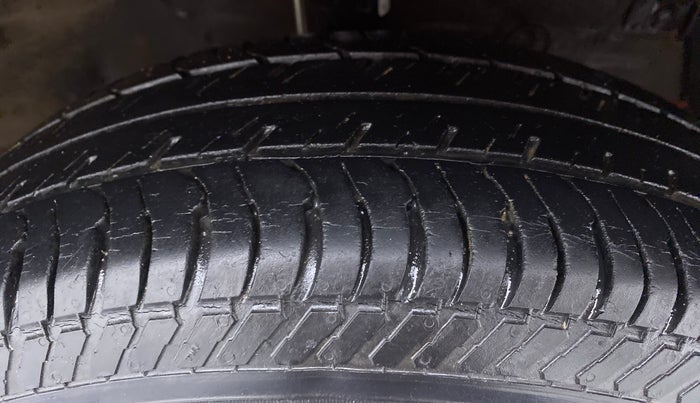 2015 Maruti Swift VXI D, Petrol, Manual, 43,837 km, Right Front Tyre Tread