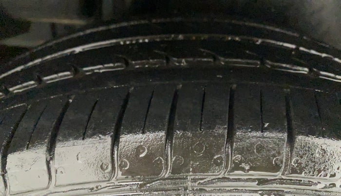 2018 Maruti Ciaz DELTA 1.5 SHVS MT PETROL, Petrol, Manual, 36,472 km, Right Rear Tyre Tread
