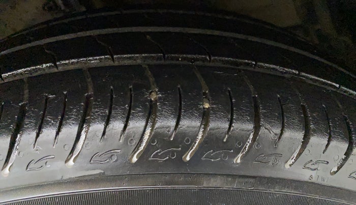 2015 Maruti Ertiga VXI CNG, CNG, Manual, 67,478 km, Left Front Tyre Tread