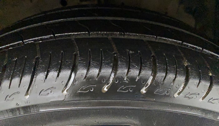 2015 Maruti Ertiga VXI CNG, CNG, Manual, 67,478 km, Right Front Tyre Tread