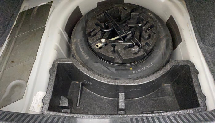 2015 Volkswagen Vento HIGHLINE 1.6 MPI, Petrol, Manual, 71,902 km, Spare Tyre