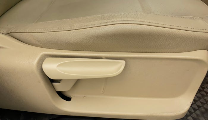 2015 Volkswagen Vento HIGHLINE 1.6 MPI, Petrol, Manual, 71,902 km, Driver Side Adjustment Panel
