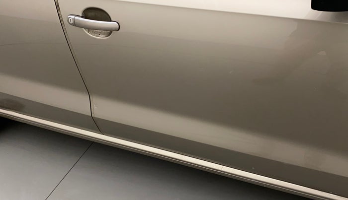 2015 Volkswagen Vento HIGHLINE 1.6 MPI, Petrol, Manual, 71,902 km, Driver-side door - Paint has faded