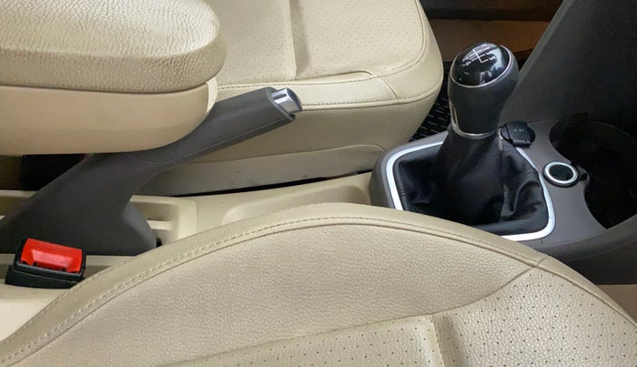 2015 Volkswagen Vento HIGHLINE 1.6 MPI, Petrol, Manual, 71,902 km, Gear lever - Boot cover slightly torn