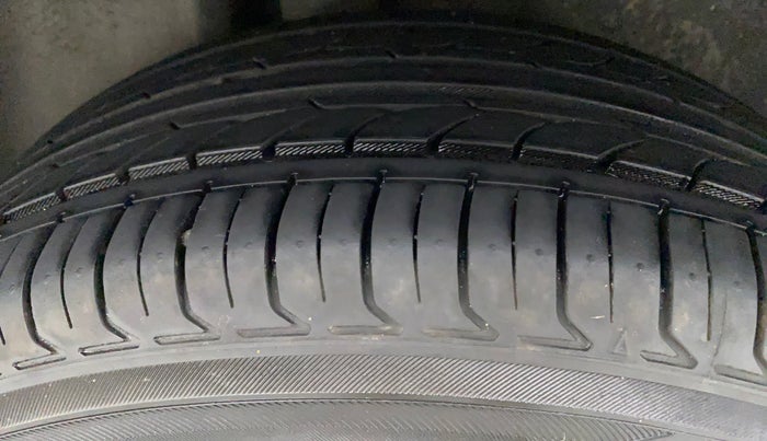 2015 Volkswagen Vento HIGHLINE 1.6 MPI, Petrol, Manual, 71,902 km, Right Rear Tyre Tread