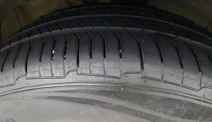 2015 Volkswagen Vento HIGHLINE 1.6 MPI, Petrol, Manual, 71,902 km, Right Front Tyre Tread