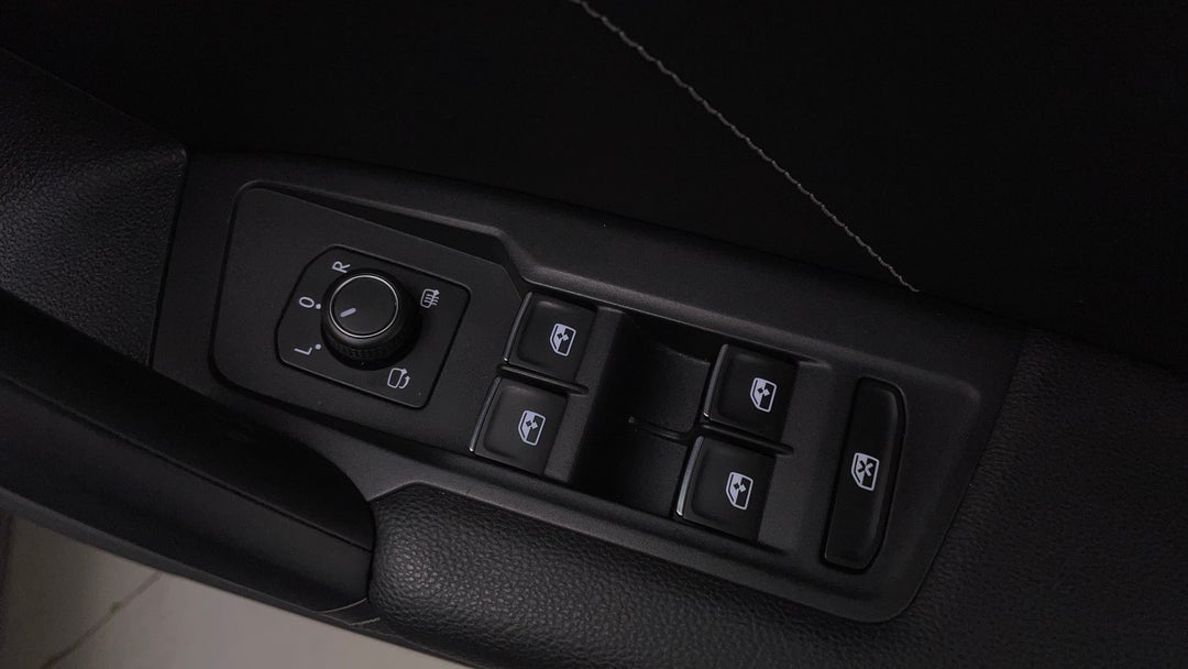 2018 Volkswagen Tiguan 162 Tsi Highline, Automatic, 111026 km, Drivers Side Door Panel Controls