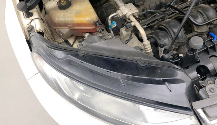 2015 Ford Ecosport TITANIUM 1.5L PETROL AT, Petrol, Automatic, 86,975 km, Right headlight - Clamp has minor damage