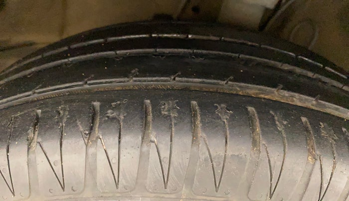 2014 Hyundai i20 ASTA 1.2, Petrol, Manual, 1,15,065 km, Right Front Tyre Tread