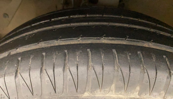 2014 Hyundai i20 ASTA 1.2, Petrol, Manual, 1,15,065 km, Left Front Tyre Tread