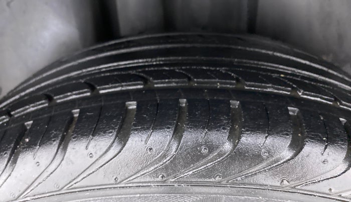 2015 Skoda Rapid ELEGANCE 1.6 MPFI MT, Petrol, Manual, 39,554 km, Right Rear Tyre Tread