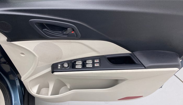 2022 Mahindra XUV300 W6 1.5 DIESEL AMT, Diesel, Automatic, 37,722 km, Driver Side Door Panels Control