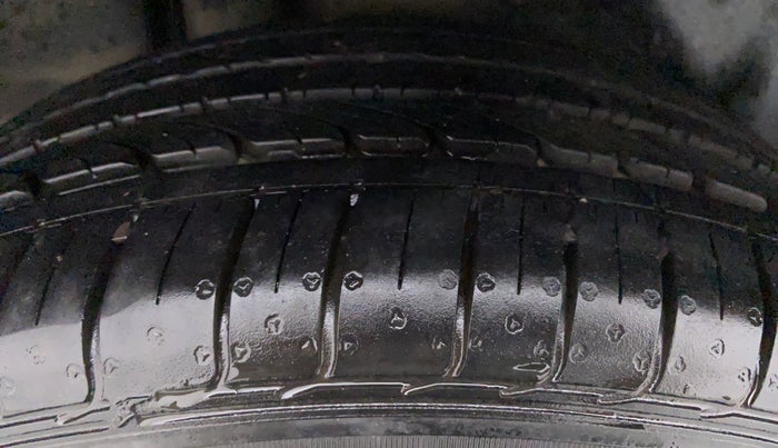 2018 Maruti Ciaz ALPHA 1.4 VVT AMT, Petrol, Automatic, 16,986 km, Right Front Tyre Tread