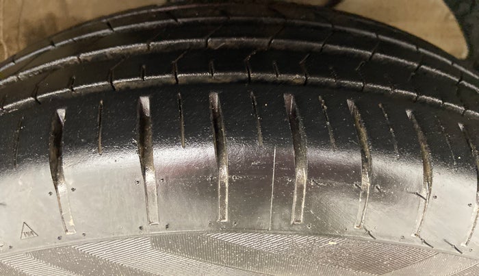 2022 Maruti Dzire ZXI CNG, CNG, Manual, 11,076 km, Right Front Tyre Tread