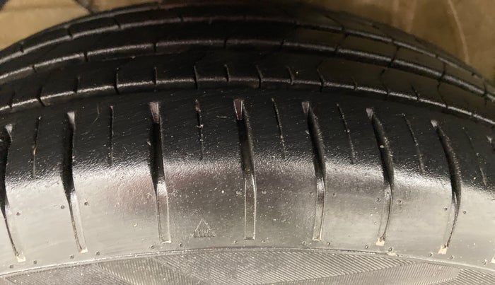 2022 Maruti Dzire ZXI CNG, CNG, Manual, 11,076 km, Left Front Tyre Tread