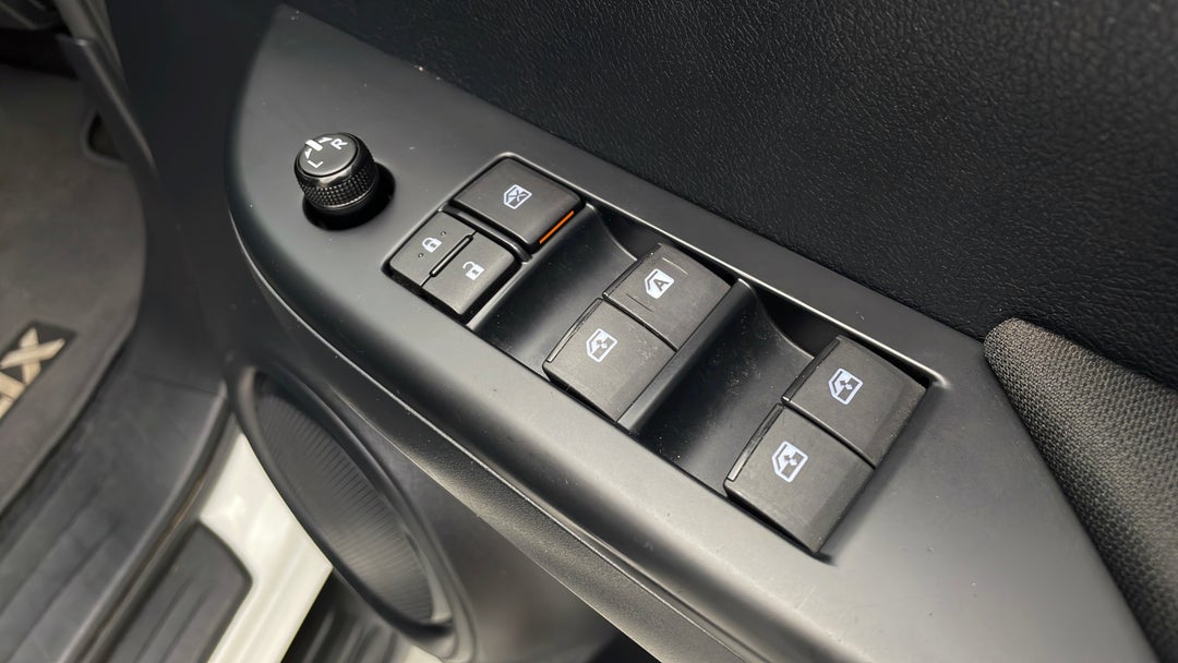 2016 Toyota Hilux Sr (4x4), Automatic, 90408 km, Drivers Side Door Panel Controls