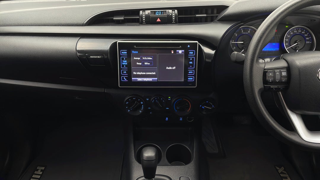 2016 Toyota Hilux Sr (4x4), Automatic, 90408 km, Center Console