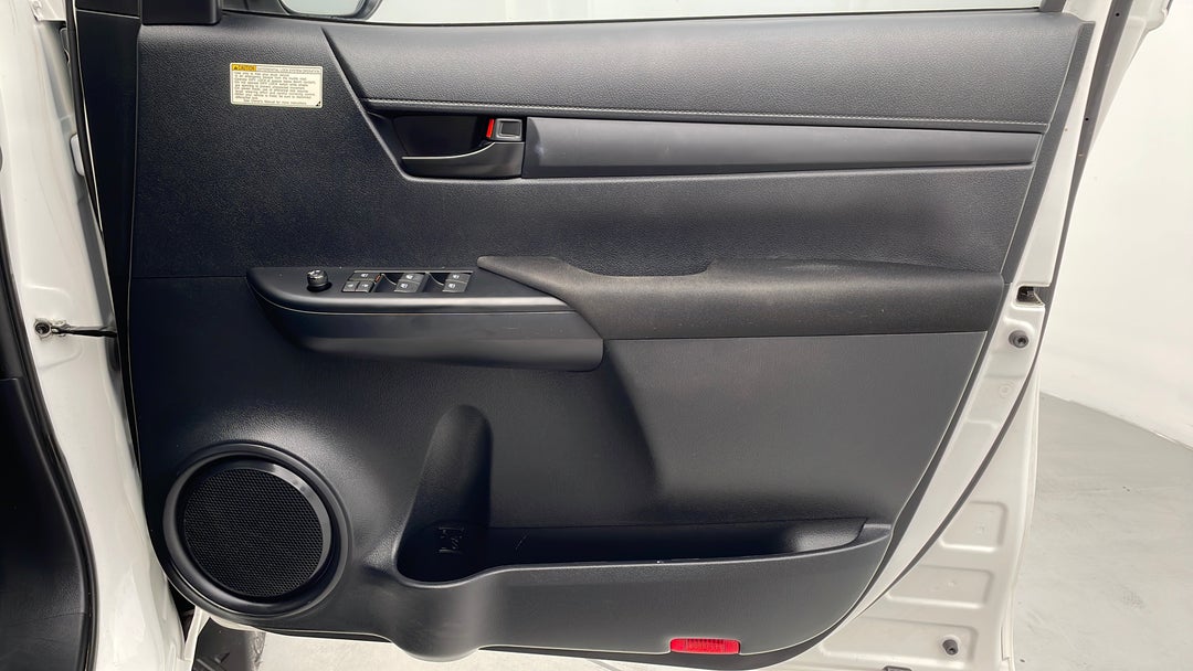 2016 Toyota Hilux Sr (4x4), Automatic, 90408 km, Speaker View