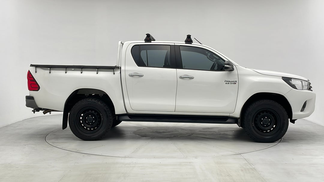 2016 Toyota Hilux Sr (4x4), Automatic, 90408 km, Right Side View