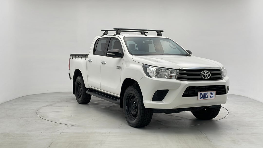 2016 Toyota Hilux Sr (4x4), Automatic, 90408 km, Right Front Diagonal (45- Degree) View