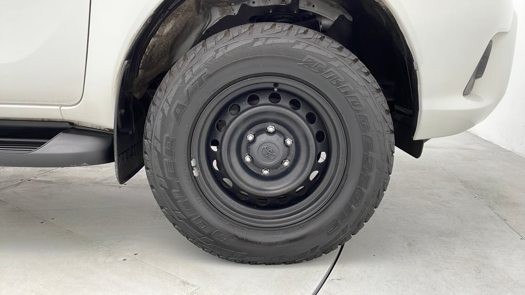 2016 Toyota Hilux Sr (4x4), Automatic, 90408 km, Right Front Wheel