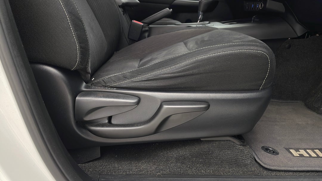 2016 Toyota Hilux Sr (4x4), Automatic, 90408 km, Drivers Side Adjustment Panel