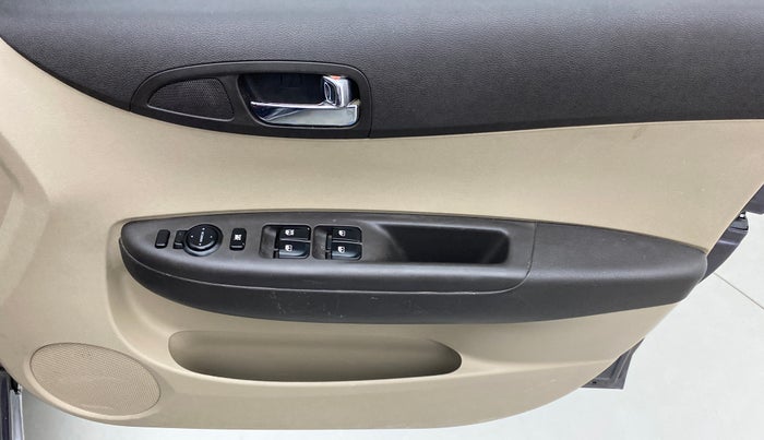 2014 Hyundai i20 SPORTZ 1.2, Petrol, Manual, 76,215 km, Driver Side Door Panels Control