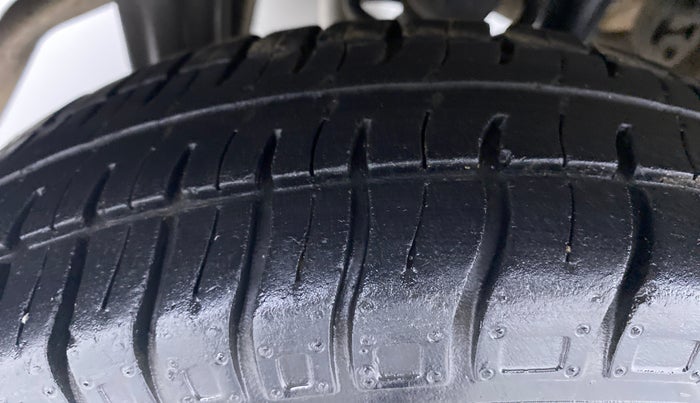 2015 Maruti Alto 800 LXI, Petrol, Manual, 23,689 km, Left Rear Tyre Tread