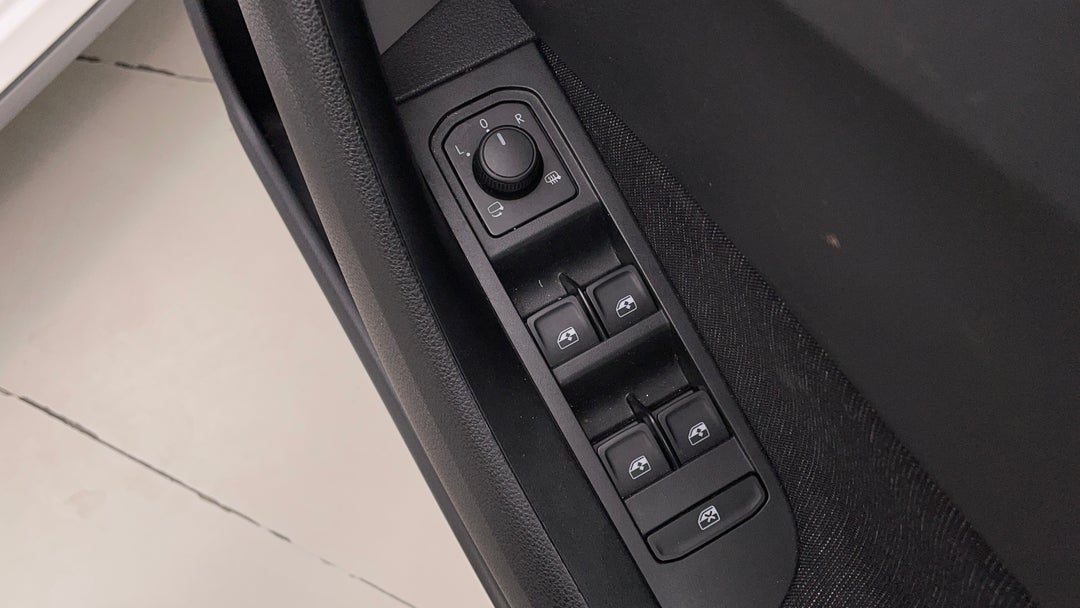 2022 SKODA Kamiq Style 85tsi, Automatic, 35000 km, Drivers Side Door Panel Controls
