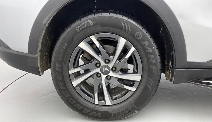 2022 Mahindra XUV700 AX 5 P MT 7 STR, Petrol, Manual, 22,234 km, Right Rear Wheel