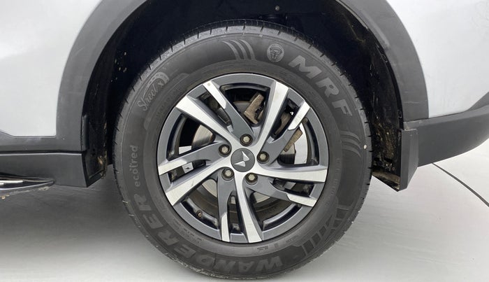 2022 Mahindra XUV700 AX 5 P MT 7 STR, Petrol, Manual, 22,234 km, Left Rear Wheel