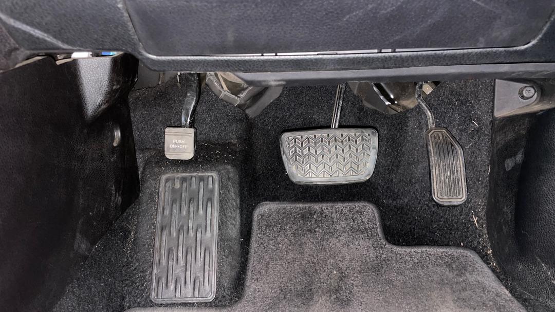 2016 Toyota Kluger Grande (4x4), Automatic, 104656 km, Pedals and Footmat