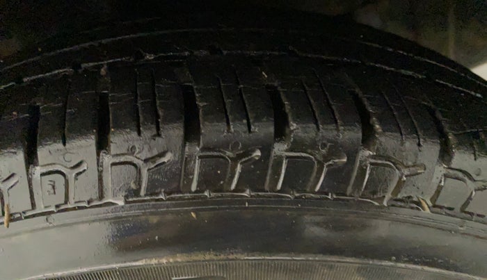 2016 Hyundai i10 MAGNA 1.1, Petrol, Manual, 11,243 km, Left Front Tyre Tread