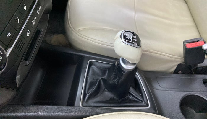 2014 Hyundai Elite i20 SPORTZ 1.2, Petrol, Manual, 1,10,957 km, Gear lever - Knob has minor damage