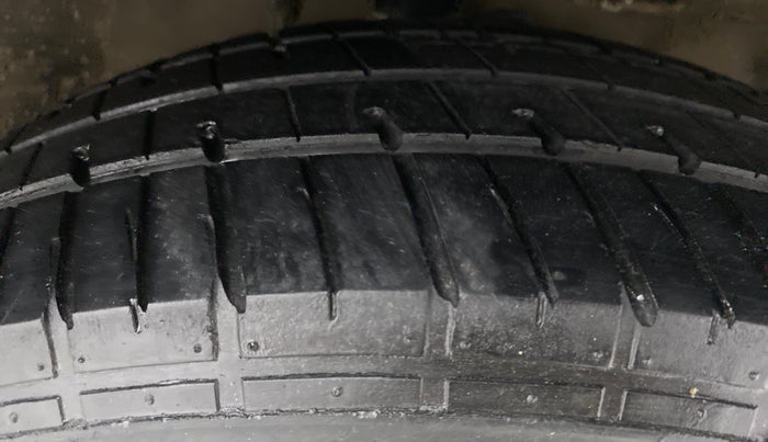 2013 Maruti Ritz VXI, Petrol, Manual, 53,737 km, Right Front Tyre Tread
