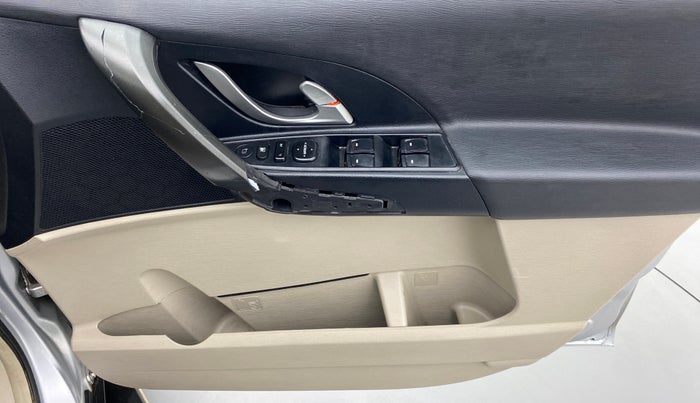 2017 Mahindra XUV500 W6 4X2, Diesel, Manual, 60,408 km, Driver Side Door Panels Control