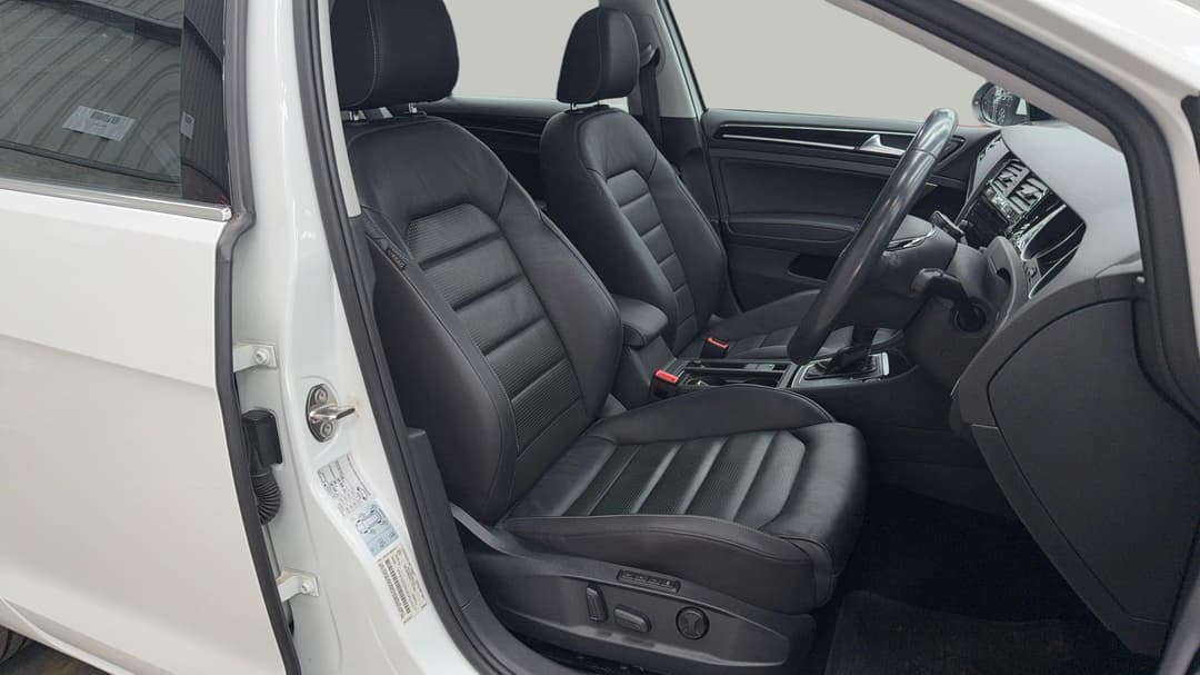 2019 Volkswagen Golf 110 Tsi Highline, Automatic, 75254 km, Right Side Front Door Cabin View