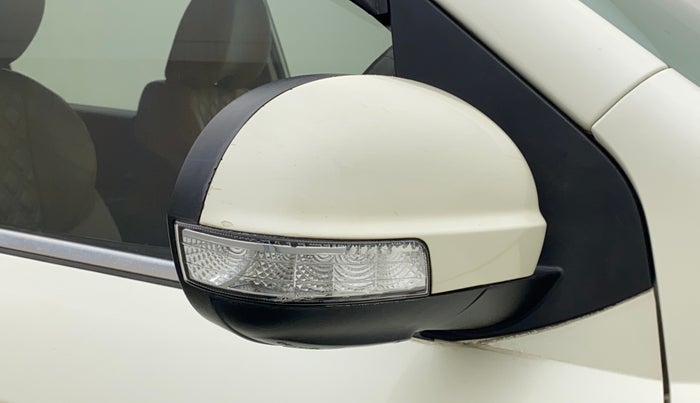 2019 Mahindra XUV500 W11 (O) AT, Diesel, Automatic, 1,23,925 km, Right rear-view mirror - Indicator light has minor damage