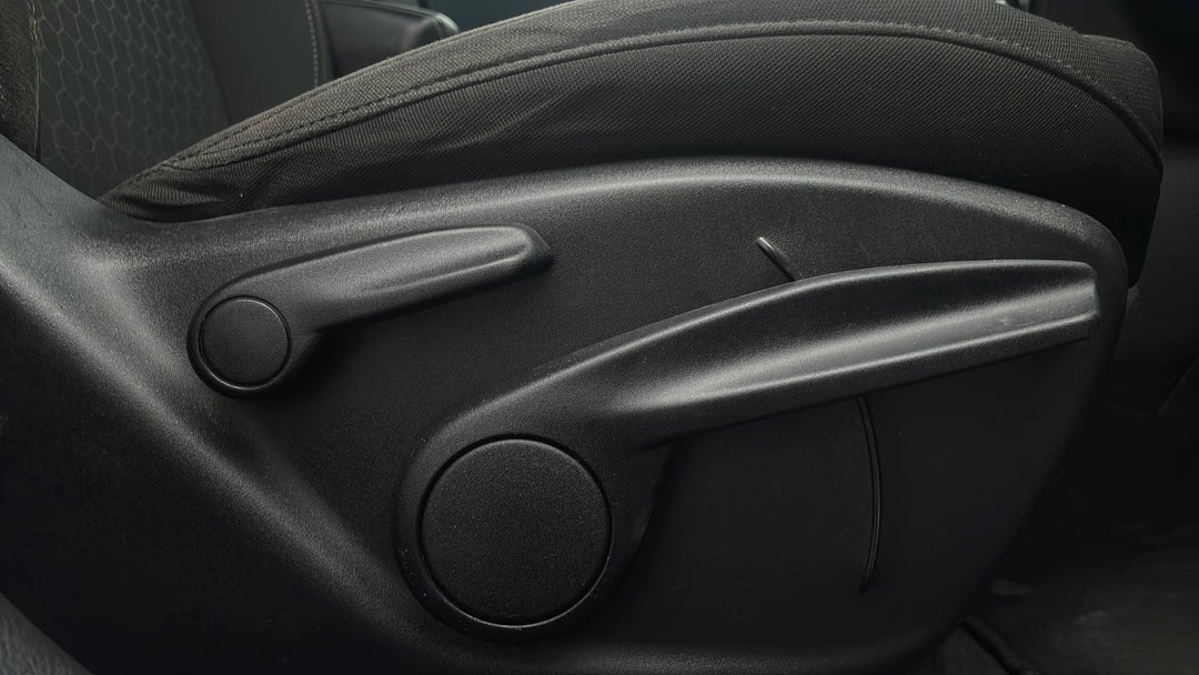 2017 Jeep Compass Sport (fwd), Automatic, 82033 km, Drivers Side Adjustment Panel