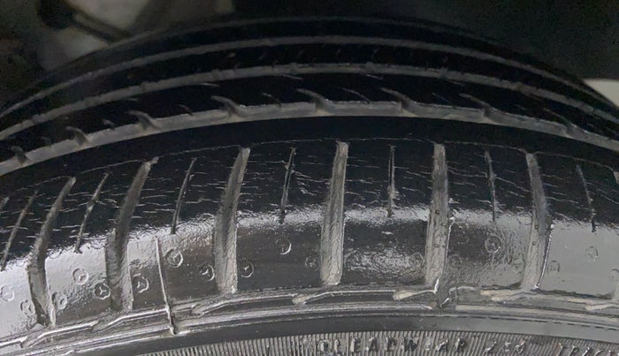 2016 Hyundai Elite i20 ASTA 1.2 (O), Petrol, Manual, 25,508 km, Left Rear Tyre Tread